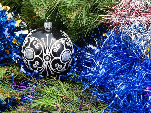 Svart glas Christmas bollar, tinsel, Xmas tree 1 — Stockfoto