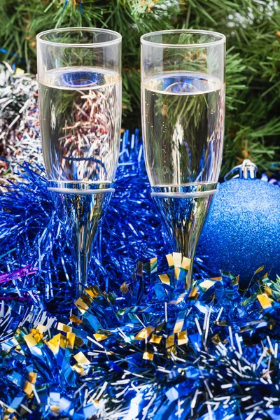 Δύο ποτήρια με μπλε Χριστούγεννα διακοσμήσεις και δέντρο 1 — Φωτογραφία Αρχείου