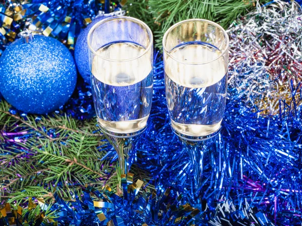 Два стакана с голубыми рождественскими украшениями и елка 5 — стоковое фото