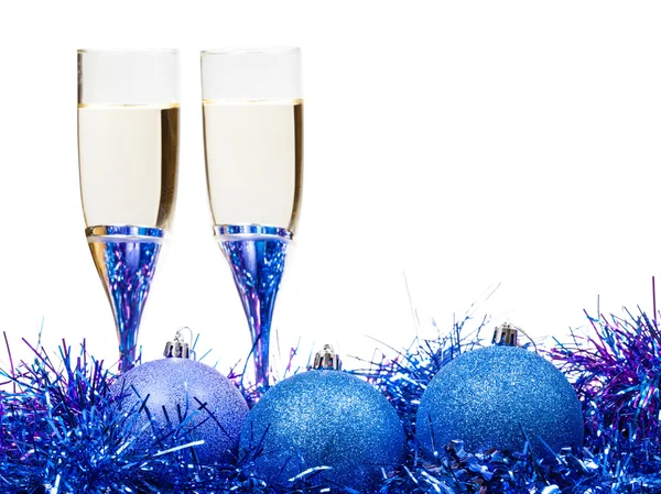 Dvě sklenice šampaňského na modré a fialové pozlátko — Stock fotografie