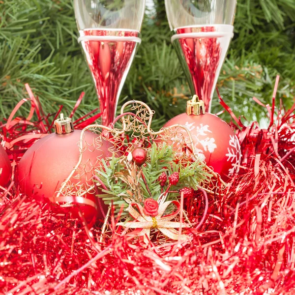 Dvě skleničky s červenou vánoční výzdoby a stromeček — Stock fotografie