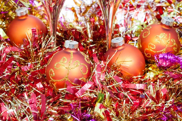 Bereich Weihnachtskugeln und rotes Lametta mit zwei Gläsern — Stockfoto