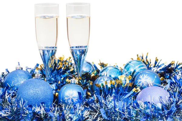 Ποτήρια σαμπάνιας στο μπλε χριστουγεννιάτικα διακοσμητικά παιχνίδια — Φωτογραφία Αρχείου