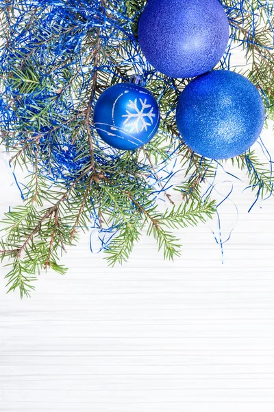 Drie blauw en violet Xmas ballen en twig op papier — Stockfoto