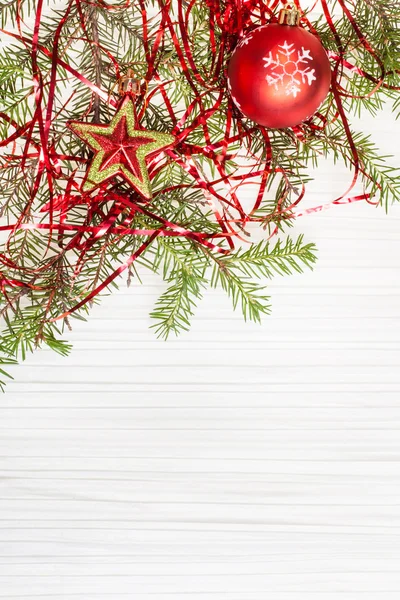 Estrela e vermelho Xmas bugiganga e galho em papel em branco — Fotografia de Stock