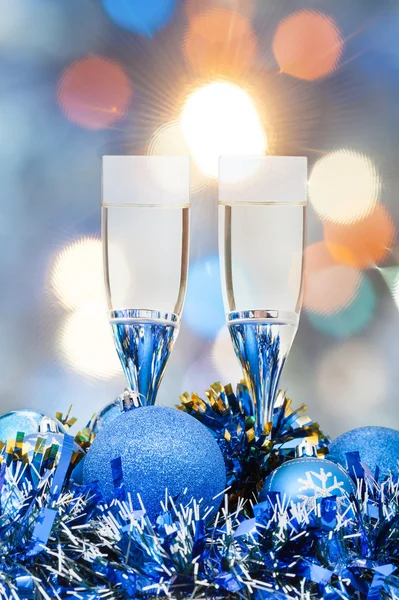 Brille, blaue xmass Kugeln auf verschwommenem Hintergrund 2 — Stockfoto