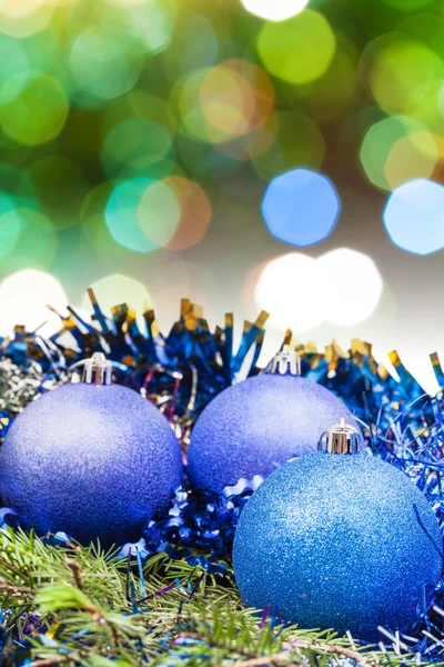 Decoración azul de Navidad sobre fondo verde borroso —  Fotos de Stock