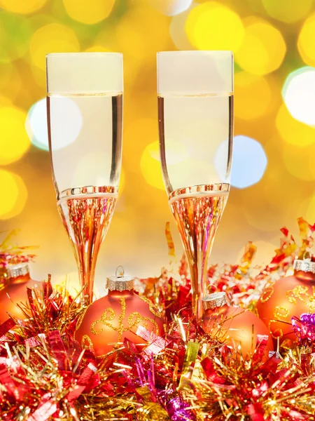 Glasses, gold Xmass balls on blurry background 7 — Stock Photo, Image