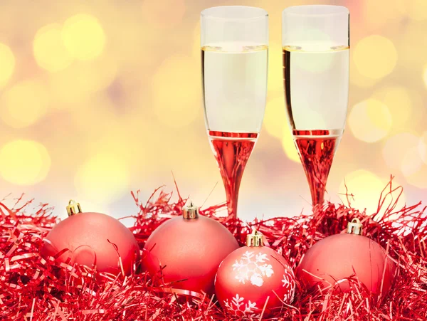 Glasses, red Xmass baubles on blurry background — Stock Photo, Image