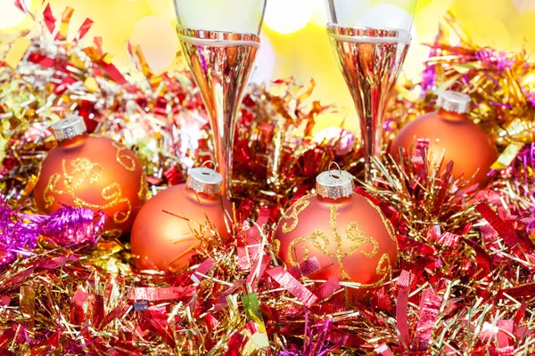 Glasses and gold Xmass balls close up — Stock Photo, Image