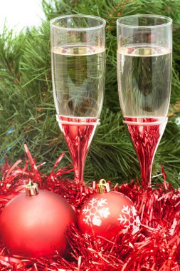 İki bardak kırmızı Xmas süslemeleri ve ağaç 3