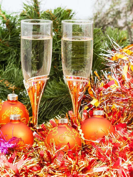 Two glasses with gold Xmas decorations and tree 5 — Stock Photo, Image