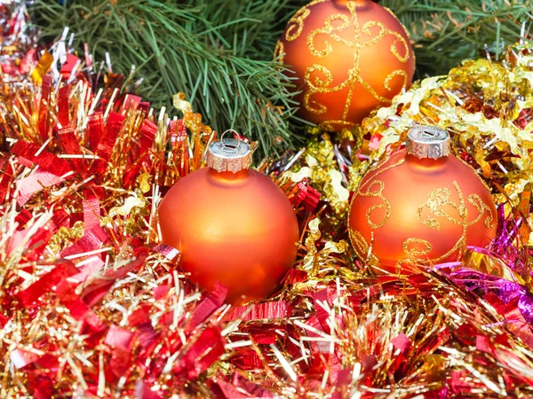 Oranžové vánoční koule, červené pozlátko na vánoční strom 6 — Stock fotografie