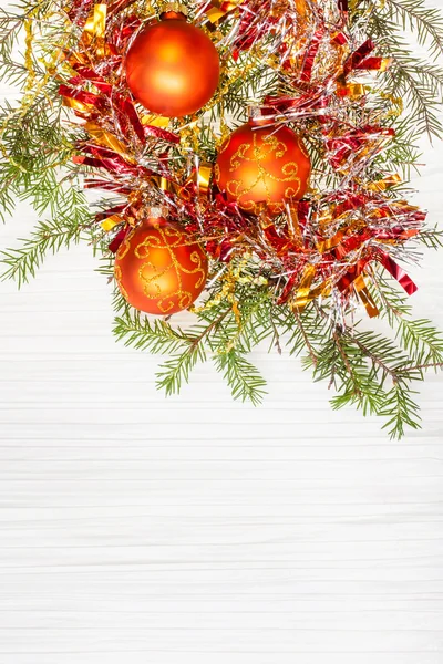 Три оранжевых рождественских шара и веточка на пустой бумаге — стоковое фото