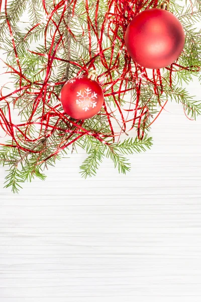 Dos bolas rojas de Navidad y rama de árbol en papel en blanco — Foto de Stock
