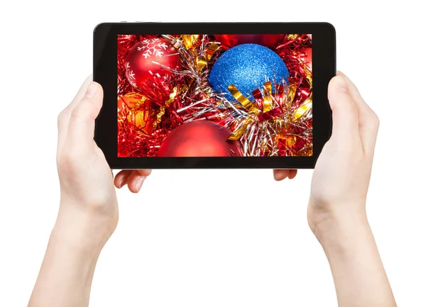 Take photo of red Xmas decorations with tablet pc — Stockfoto