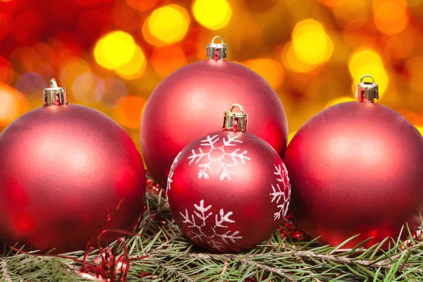 Bolas rojas de Navidad y árbol sobre fondo naranja — Foto de Stock