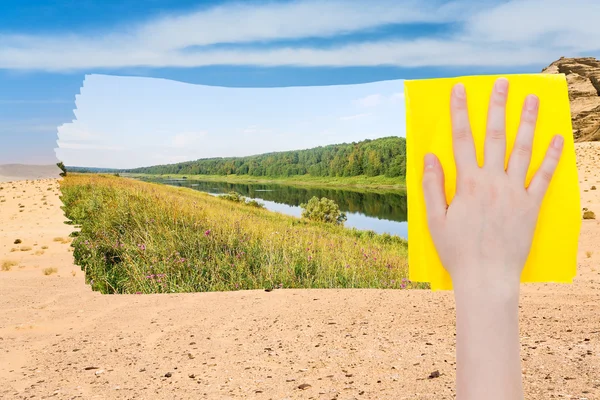 Mão apaga deserto por pano amarelo — Fotografia de Stock