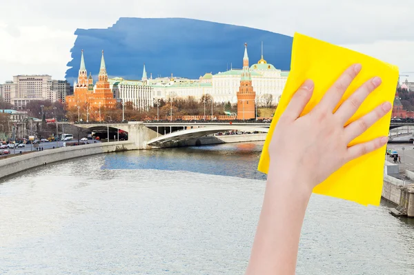 Hand deletes morning Moscow view by yellow cloth — Stock Photo, Image
