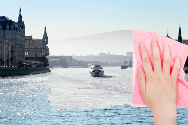 Hand deletes winter Moscow River by pink cloth — 图库照片