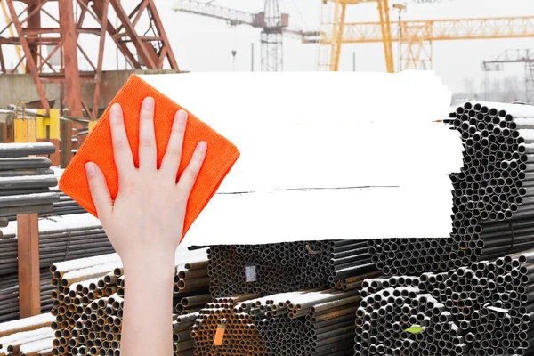 Hand löscht Industrielandschaft mit orangefarbenem Lappen — Stockfoto