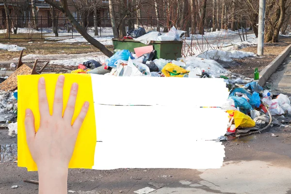 Hand deletes outdoor trash by yellow rag — Stock Photo, Image