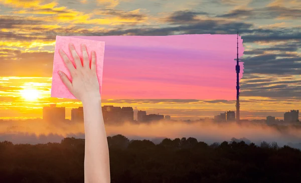 Hånd sletter gul soloppgang himmel med rosa klær – stockfoto
