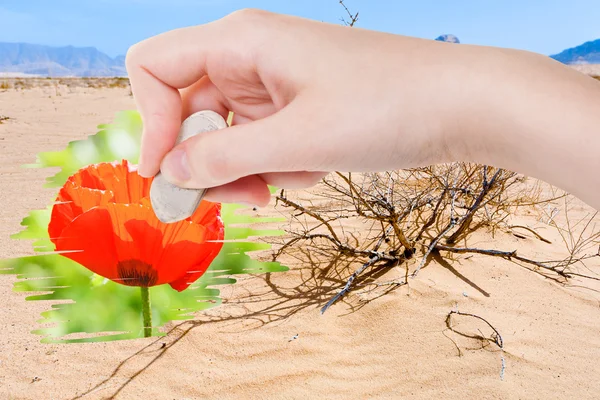 Hand tar bort torr sand öken av gummi radergummi — Stockfoto