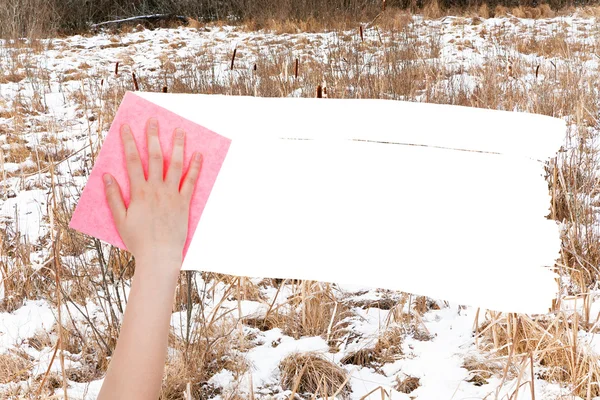 手的粉红色抹布删除结冰的沼泽 — 图库照片