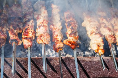 pek çok şiş kebap şişleri ızgarada hazırlanıyor