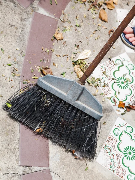 Balai balaie la litière de feuilles — Photo