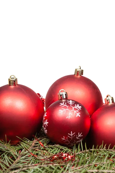 Rode kerstballen op groene fir boomtak — Stockfoto