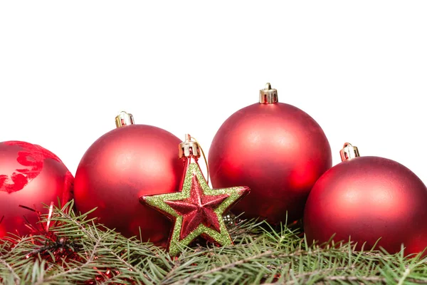 Estrella y bolas rojas de Navidad en rama de abeto — Foto de Stock