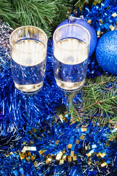 Два стакана с голубыми рождественскими украшениями и елка 4 — стоковое фото