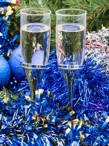 Two glasses with blue Xmas decorations and tree 2 — Stock fotografie