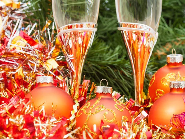 Two glasses with gold Xmas decorations and tree 2 — Stock Photo, Image