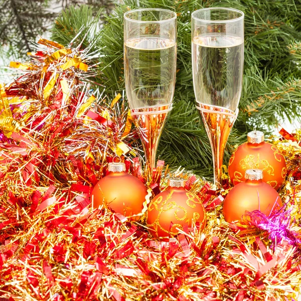 Two glasses with gold Xmas decorations and tree 6 — Stockfoto