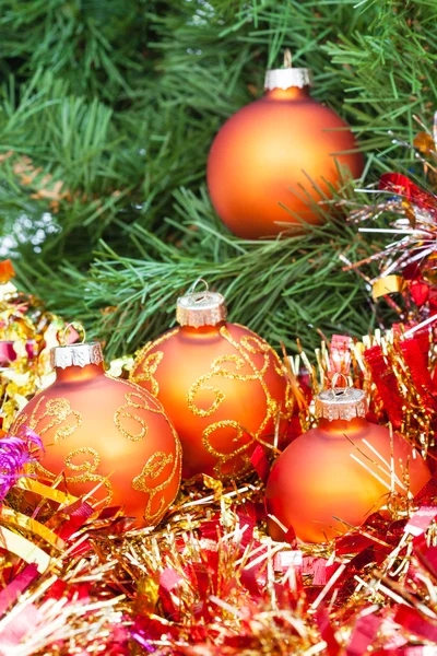 Orange Christmas balls, red tinsel on Xmas tree 1 — Stock Photo, Image