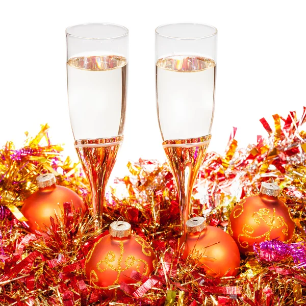 Glasses of sparkling wine and gold Xmas bauble — Stock Photo, Image