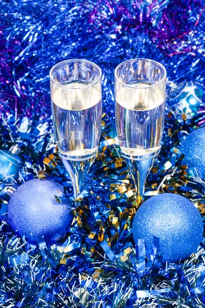 Sparkling wine glasses in blue Xmas baubles — Stock fotografie