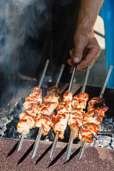 Chef-kok kookt kebabs op grill — Stockfoto