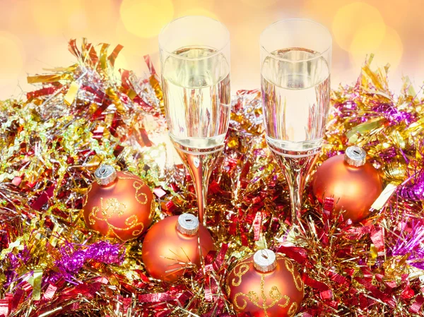 Above view glasses, gold Xmass balls on tinsel — Stockfoto