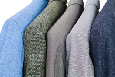 Askıları yakın bitmiş ceketler set up