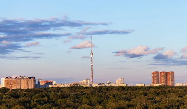 Mavi gökyüzü şehri akşam içinde pembe bulutlar