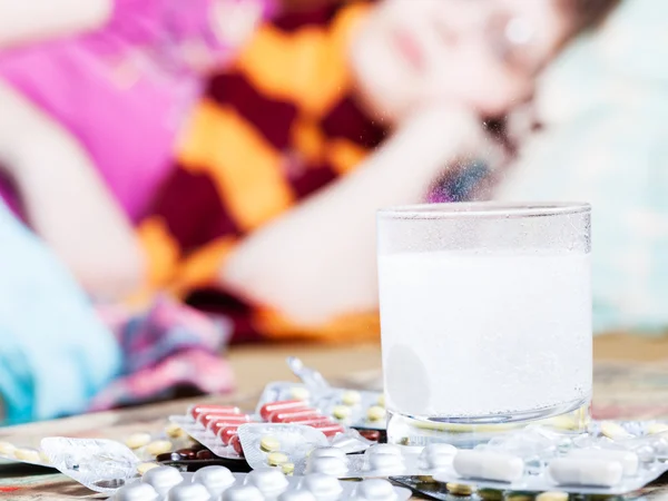 Médicament se dissout dans l'eau et la pilule sur la table gros plan — Photo