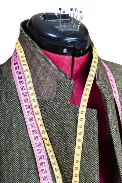 Пошив мужской твидовой куртки на манекене — стоковое фото