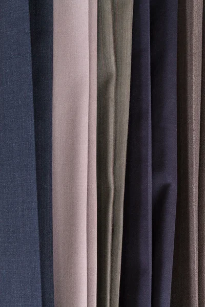 Linha de vários tecidos de lã na alfaiataria atelier — Fotografia de Stock