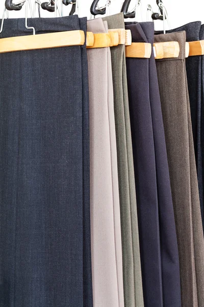 çeşitli yün Pantolon Askıları üzerinde