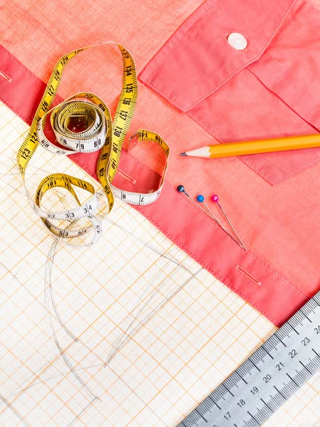 Pattern, measuring tape, pencil, pins, red blouse — Stock Photo, Image