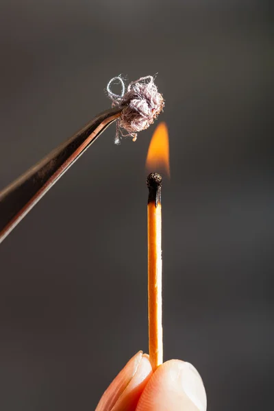 Cocokkan nyala api membakar sampel jaringan kapas — Stok Foto